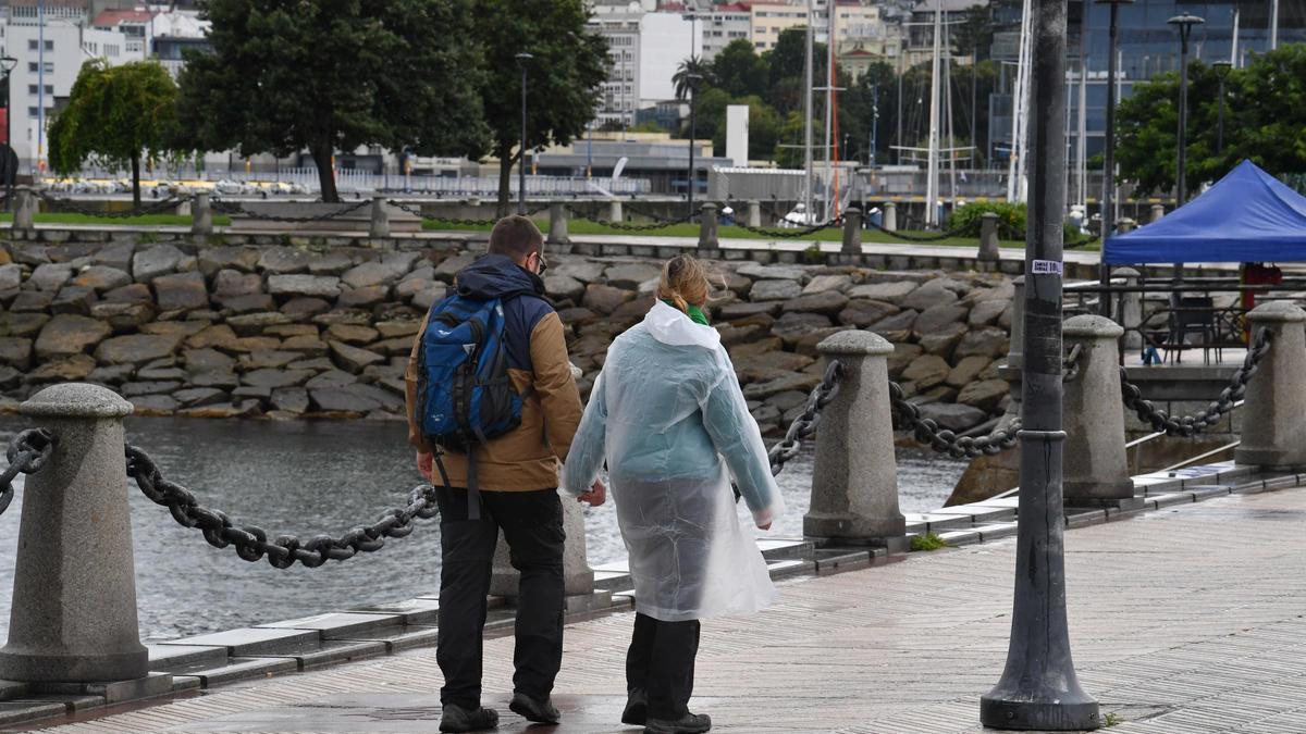 Gente paseando por A Coruña en un día de lluvia