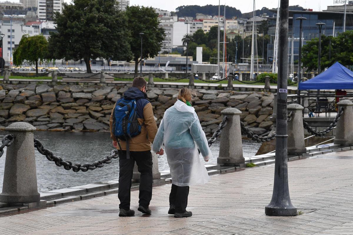 Gente paseando por A Coruña en un día de lluvia
