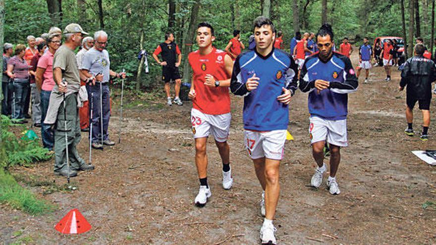 Kevin, Ximo y Nsue, durante una pretemporada en el bosque de Oosterbeek.