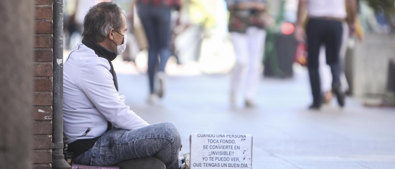 Una persona pide dinero en una calle de Alicante