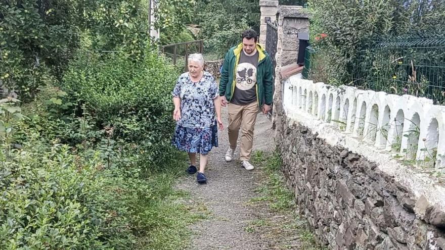 Miguel Martínez y María Iglesias, paseando por el acceso al pueblo . | D. M.