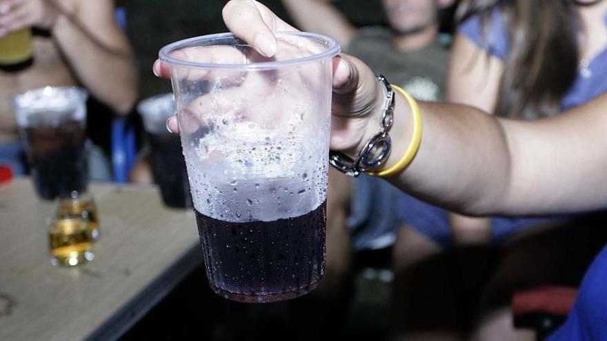 Jóvenes durante un botellón.