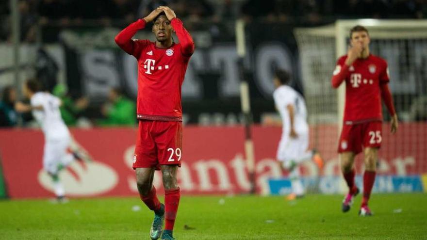 Los jugadores del Bayern aparecen desolados, mientras los del Borussia celebran un gol en el partido de este fin de semana.