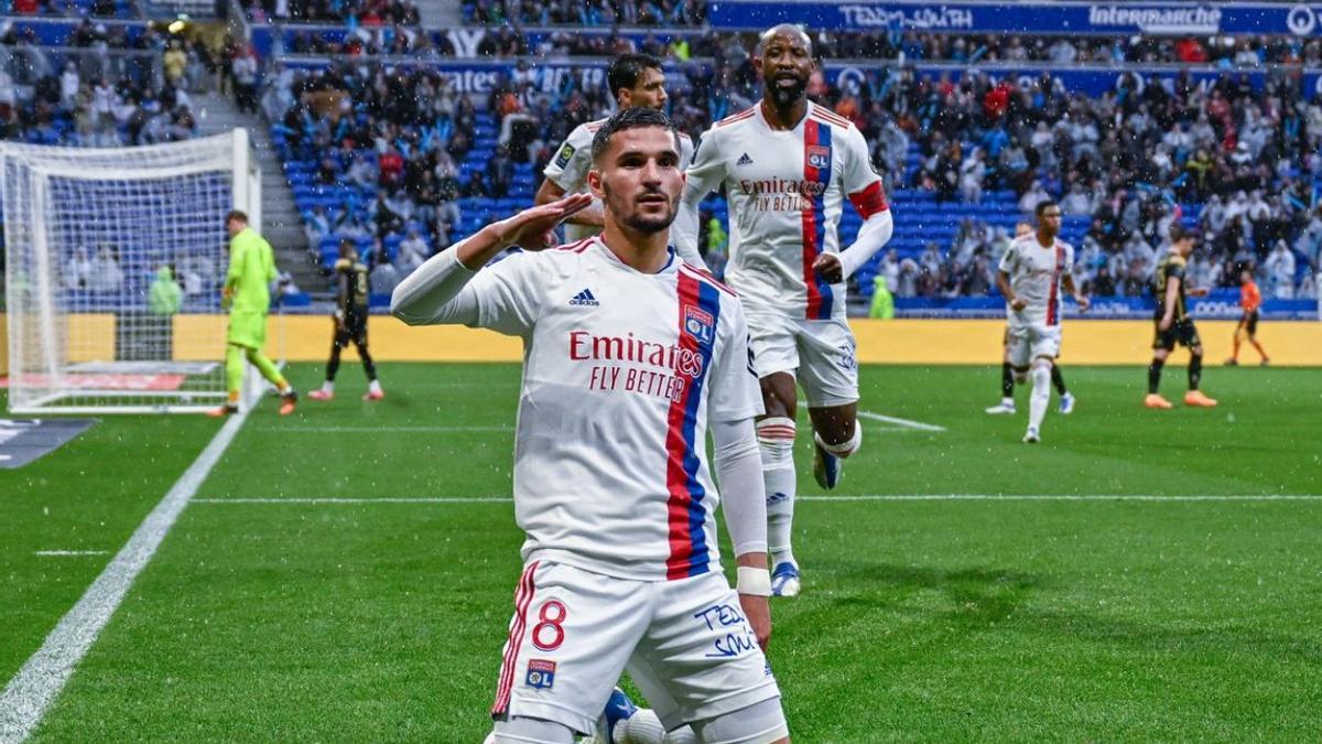 Aouar celebra un gol con el Olympique de Lyon