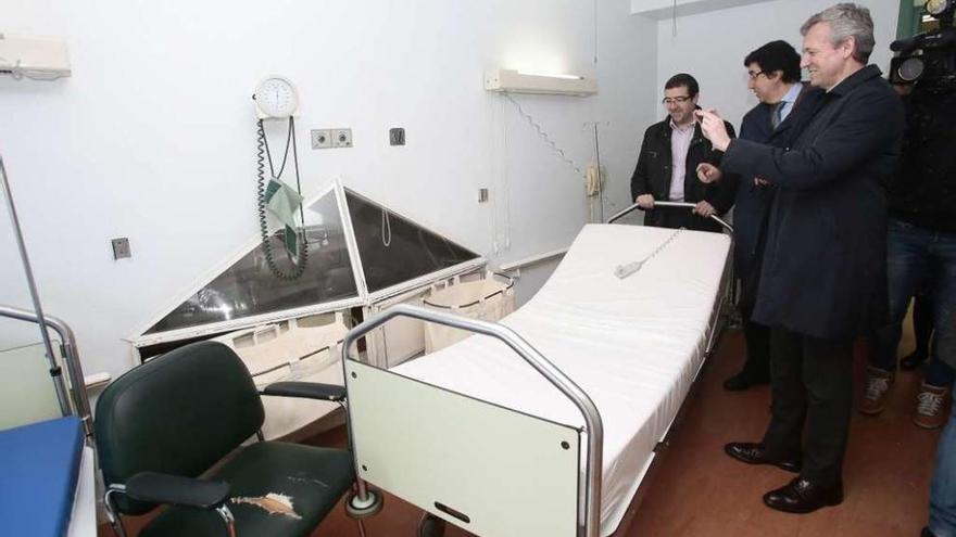 Un tour por el &quot;Pirulí&quot; para comprobar su estado... y recordar vivencias  |  Lo que se planteaba como un recorrido por el antiguo hospital Xeral para comprobar el estado de las instalaciones terminó convirtiéndose en un &quot;tour emocional&quot;. El vicepresidente de la Xunta, Alfonso Rueda, visitó ayer el &quot;Pirulí&quot; acompañado por el delegado autonómico, López-Chaves; y el gerente del Chuvi, Félix Ruibal. Durante el itinerario, el conselleiro repasó el estado del inmueble, pero también rememoró las experiencias y alegrías que vivió en su día en el centro. En la imagen, Rueda fotografía una de las salas de maternidad.