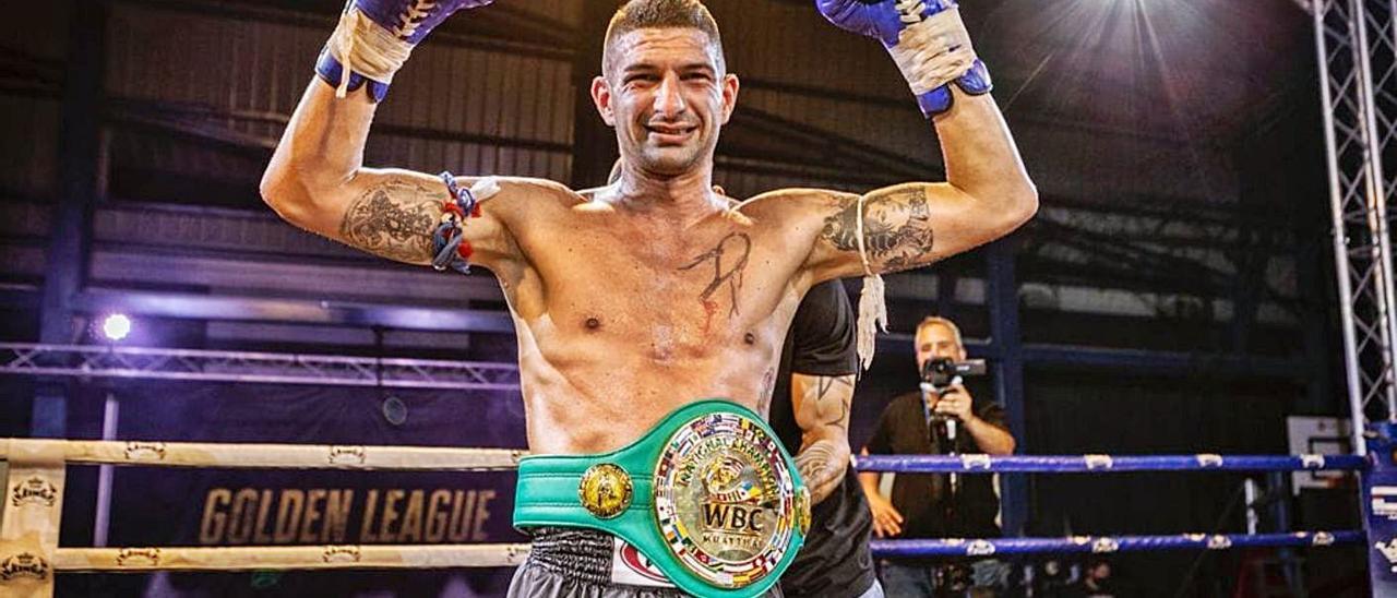 Toni Romero luce puños en alto el cinturón de campeón de España del peso medio de muay thai, que organiza la WBC. | | LP/DLP