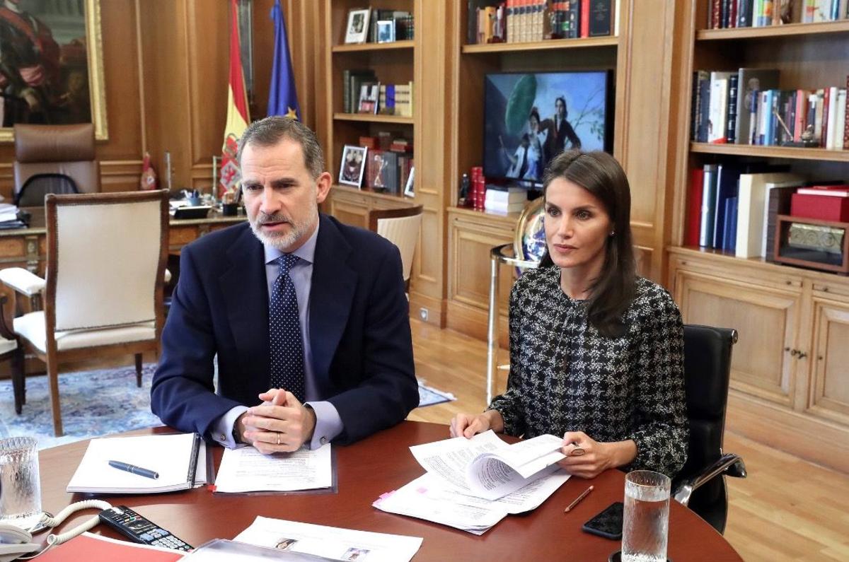 La reina Letizia durante una reunión con blusa de pata de gallo