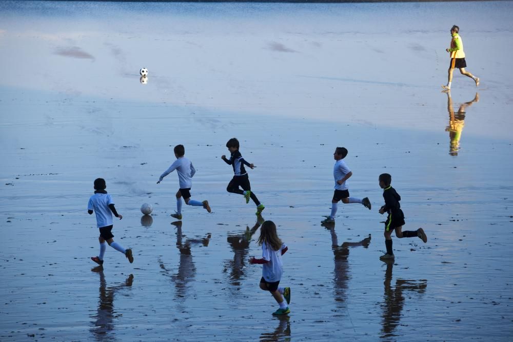 Torneo de Navidad de fútbol playa para niños en la playa de San Lorenzo