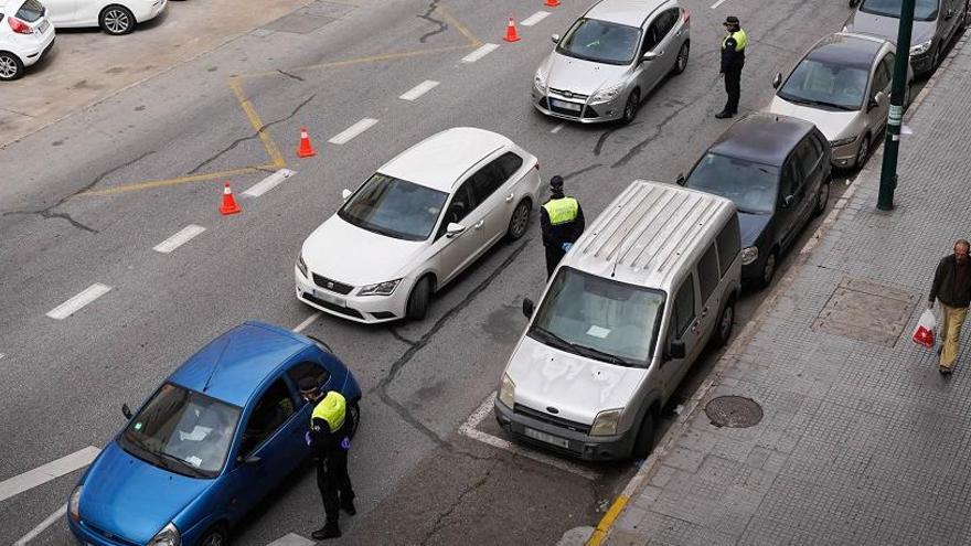 Agentes de la Policía Local, durante un control estático.