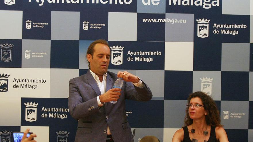 Juan Cassá y Beatriz González durante una rueda de prensa en el Ayuntamiento.