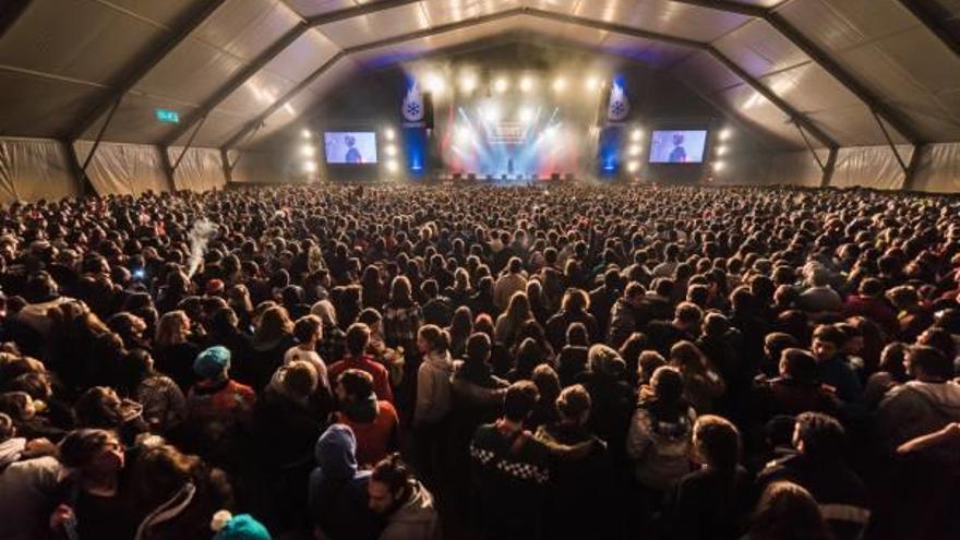 Una fiesta multitudinaria de Nochevieja en el Festivern, en Tavernes de la Valldigna.