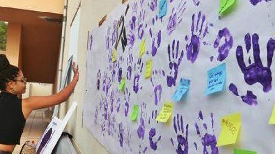 Mural con manos lilas creado por los alumnos del IES Quartó de Portmany el curso pasado.