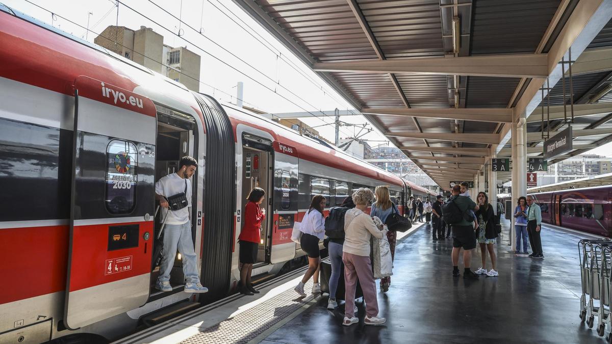 Usuarios de un tren Iryo, servicio prestado por la operadora Trenitalia, tras llegar a Alicante procedentes de Madrid.