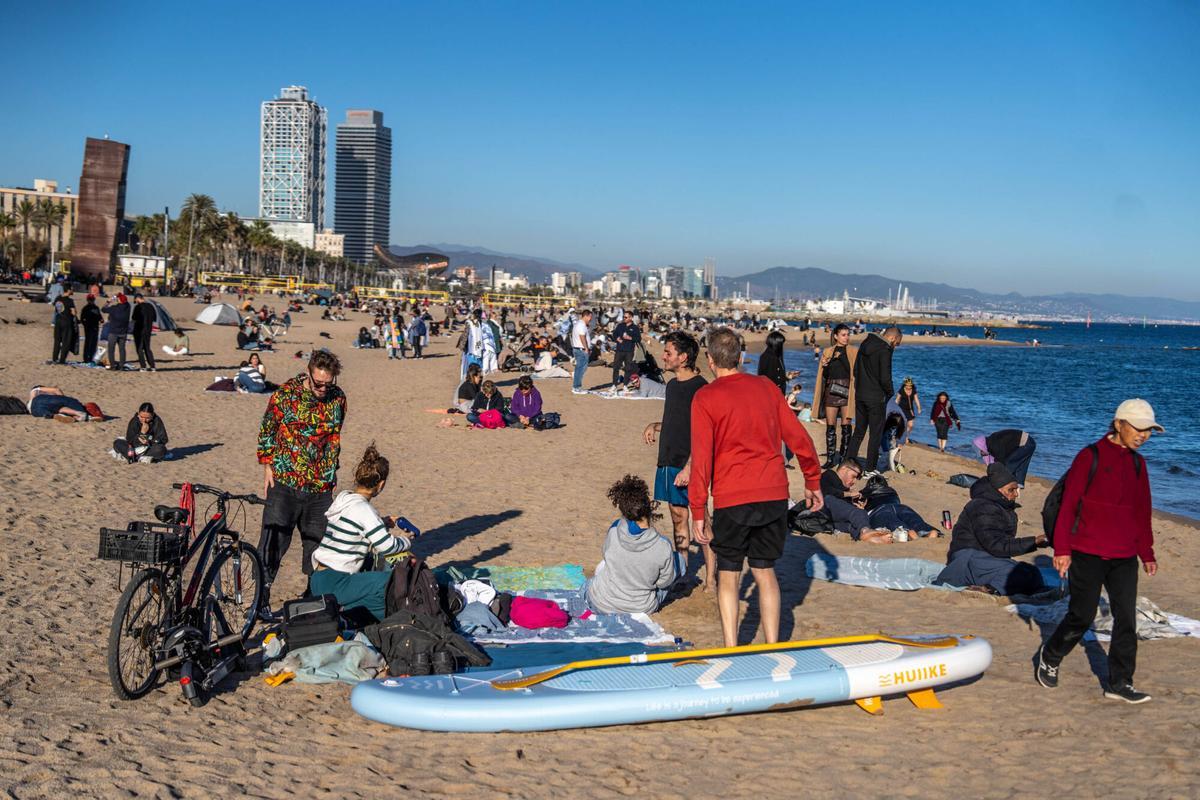 En manga corta a 8 de diciembre en Barcelona. La buena temperatura, llena las playas de la ciudad.