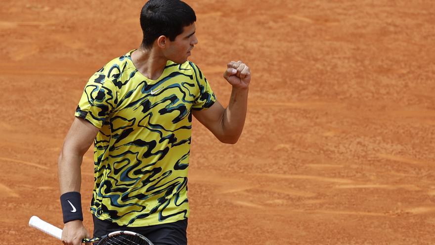 Carlos Alcaraz da una exhibición ante Zverev en Madrid