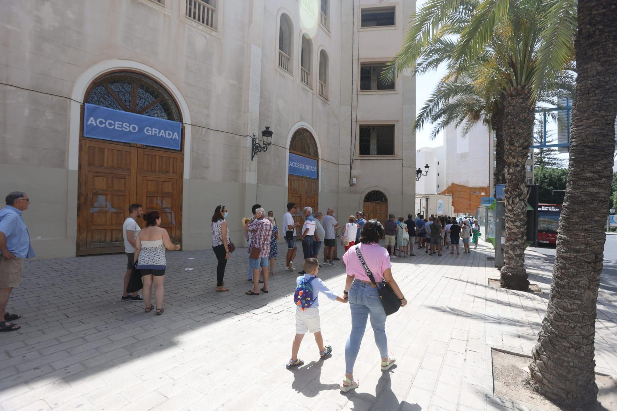 Colas para comprar entradas de la Feria taurina en la plaza de toros de Alicante