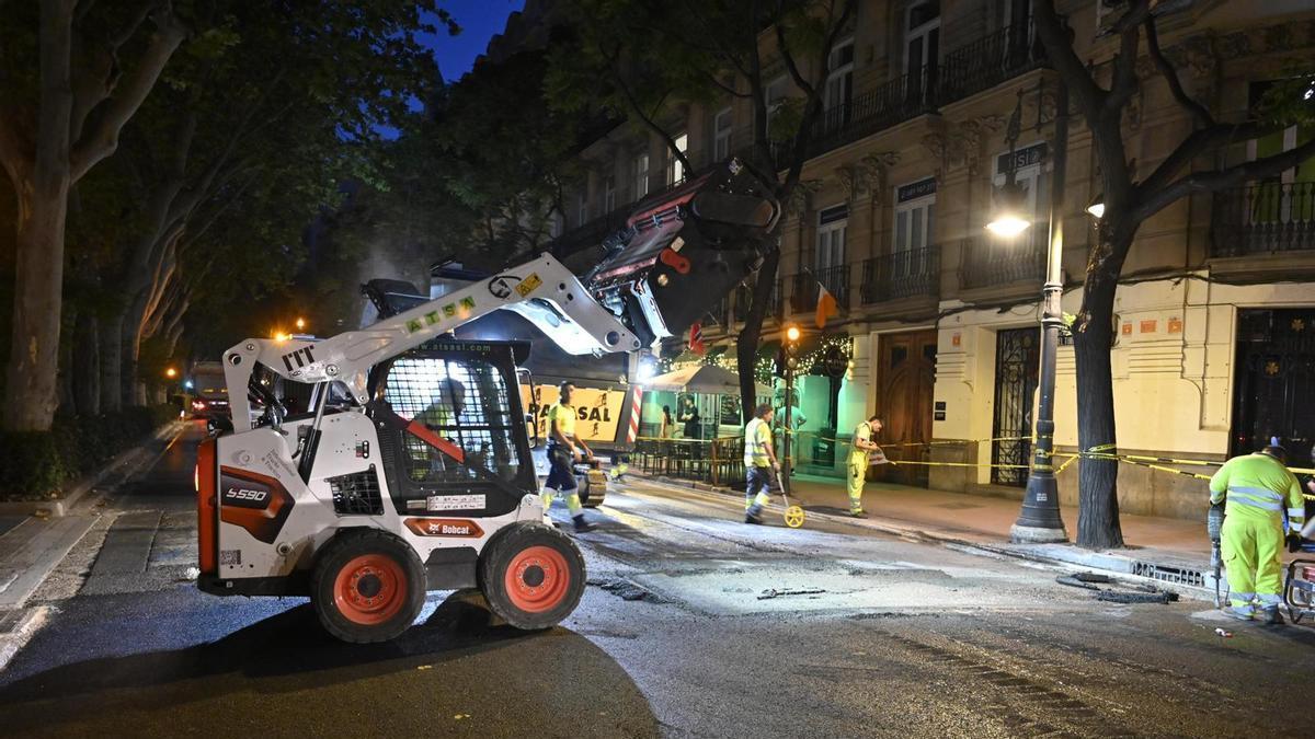 Empieza el asfaltado nocturno de la Gran Vía Marqués del Turia