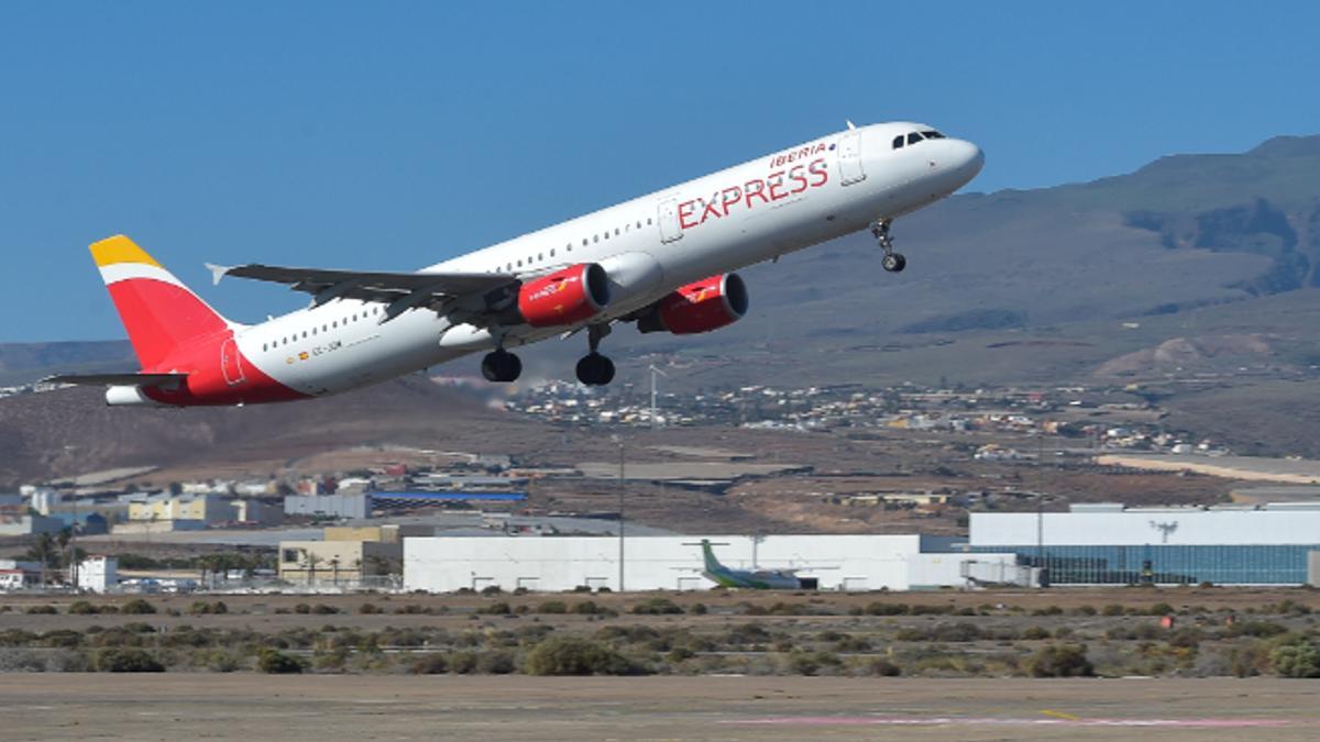 Un avión despega en el aeropuerto de Gran Canaria.