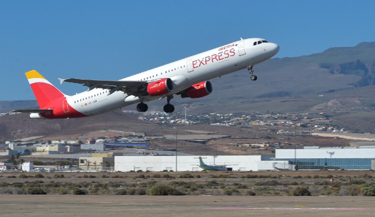 Un avión despega en el aeropuerto de Gran Canaria.