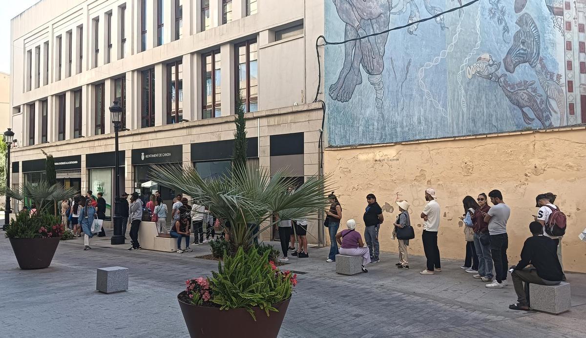 Colas en la Oficina de Atención al Ciudadano en Gandia.