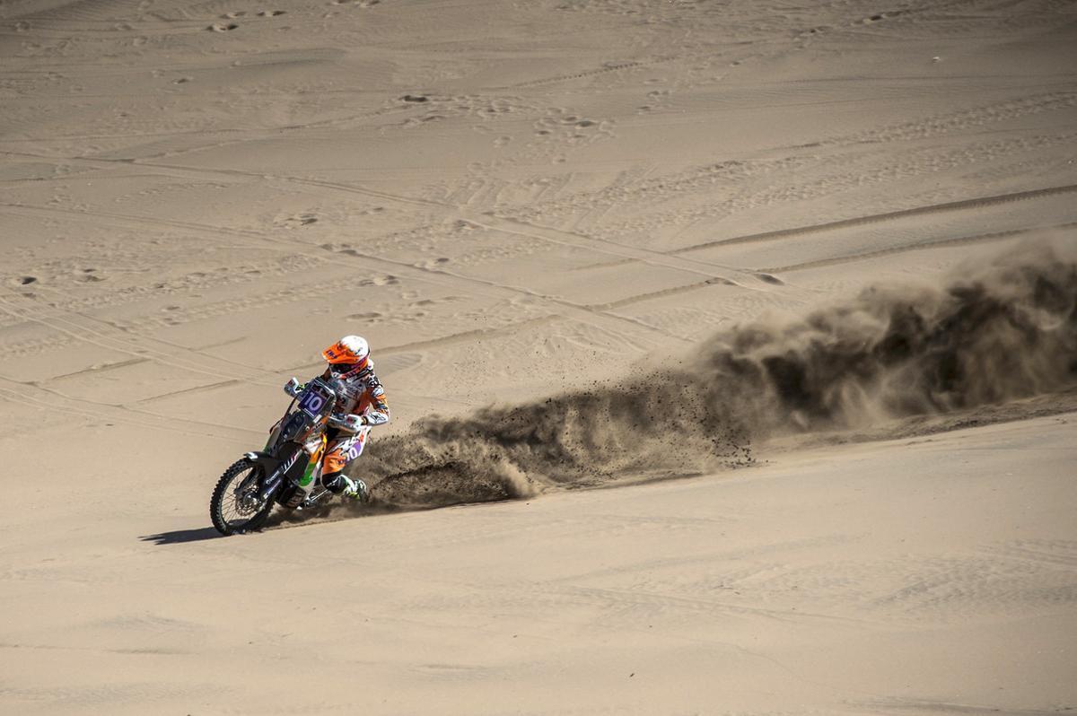 GRA291 COPIAPÓ (CHILE). 14/08/2017.- Fotografía facilitada por RallyZone de la española Laia Sanz (KTM) durante su participación hoy en la primera etapa del Rally de Atacama, puntuable para el Mundial Cross Country de motociclismo, disputada con salida y llegada en la localidad chilena de Copiapó con un recorrido total de 272 kilómetros, 226 de ellos cronometrados. EFE/Edoardo Bauer ***SOLO USO EDITORIAL***