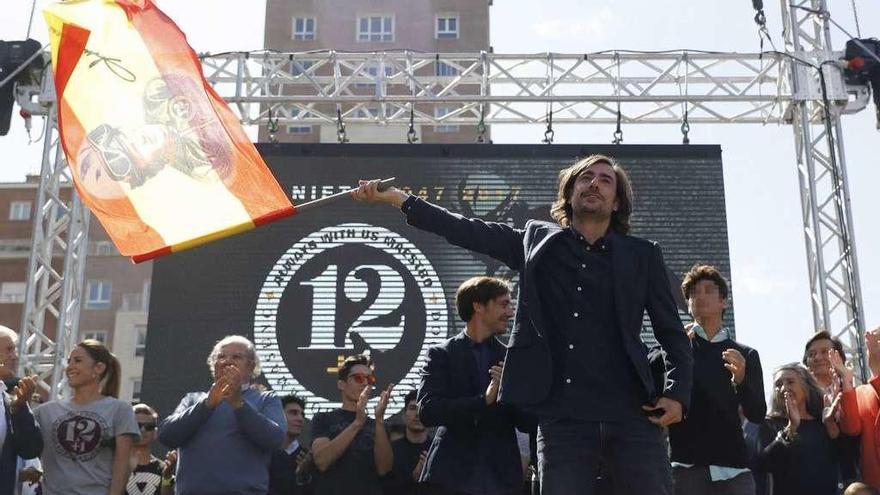 Gelete Nieto, hijo de Ángel, en el estrado montado delante del Santiago Bernabéu. // Emilio Naranjo