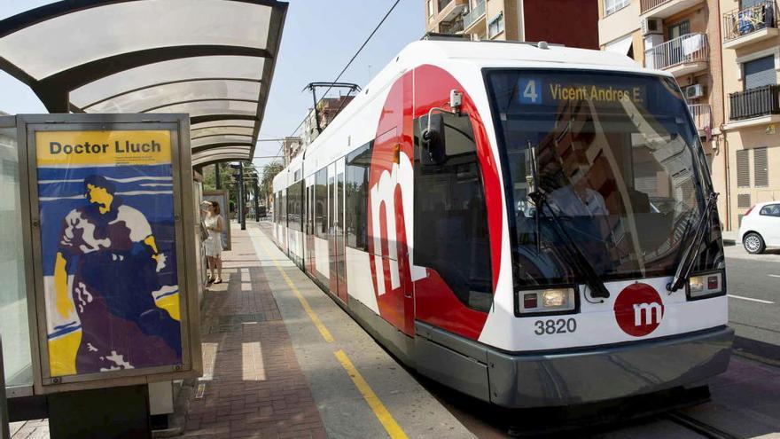 Un tranvia dirección Vicent Andrés Estellés en la parada de Doctor Lluch