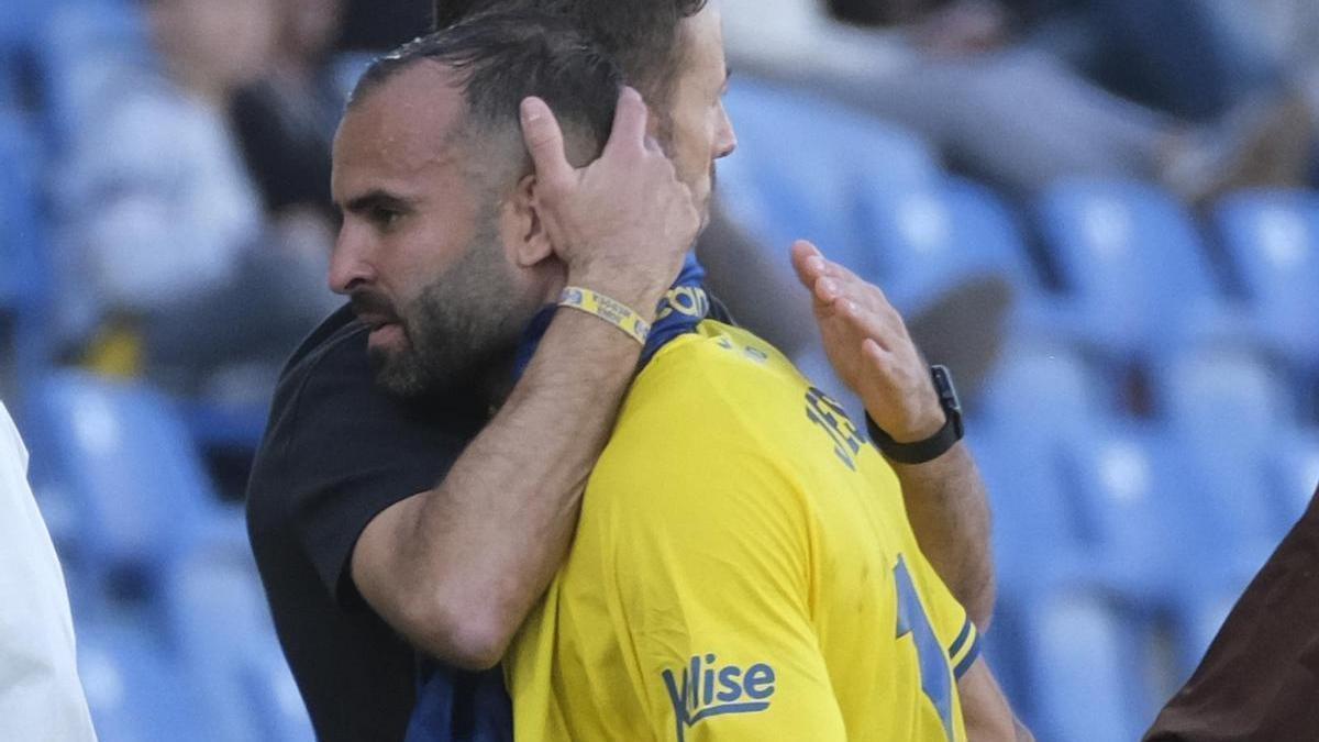 Luis García Fernández abraza a Jesé Rodríguez, el pasado sábado, tras ser retirado el ‘10’ bajo los pitos.