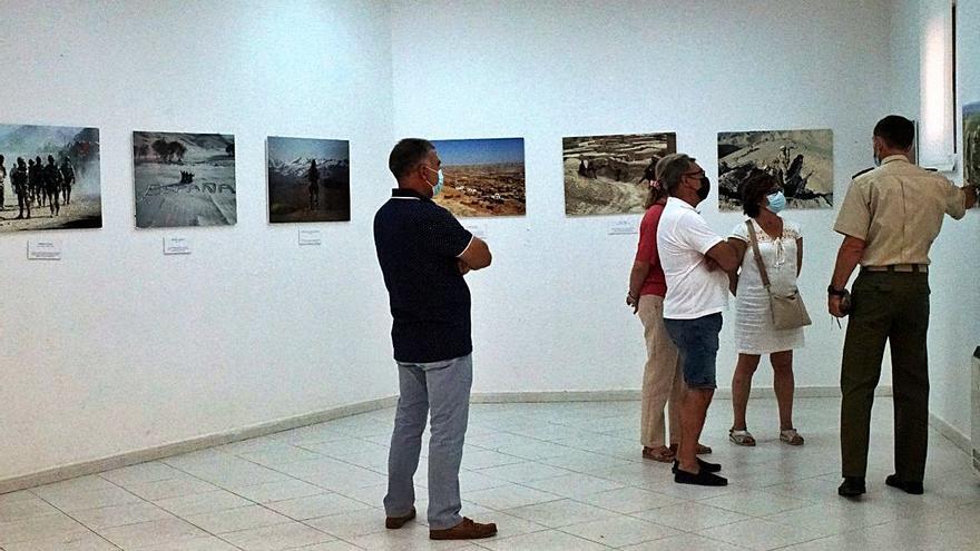 Visitantes de la exposición sobre el Ejército en Afganistán, el día de su inauguración. | Ch. S.