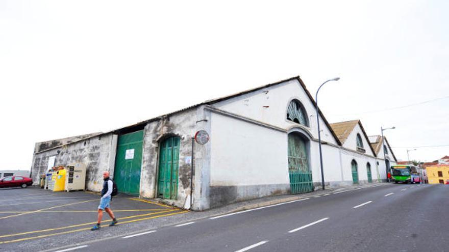 El aparcamiento se convertirá en una plaza de acceso y en la trasera habrá un paseo.
 El proyecto del futuro centro cultural prevé conservar la totalidad de la fachada del antiguo empaquetado de plátanos de la Fast y parte de su estructura metálica interna.