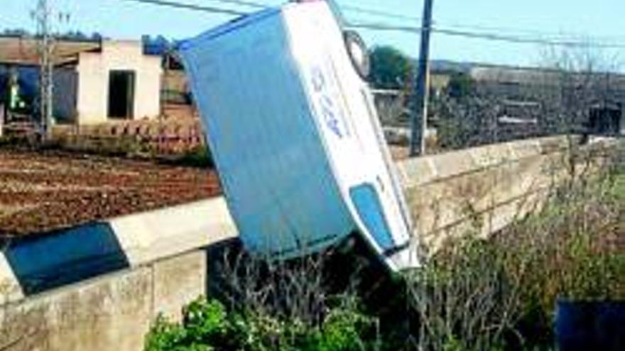 Una furgoneta queda &#039;clavada&#039; en la cuneta de la antigua N-V tras salirse de la vía y chocar con una farola