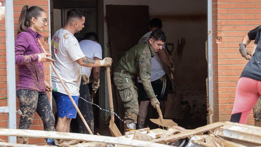Militares del MOE de Alicante se unen a los vecinos de Picanya en las ingentes tareas de rescate y limpieza de un pueblo devastado por la DANA