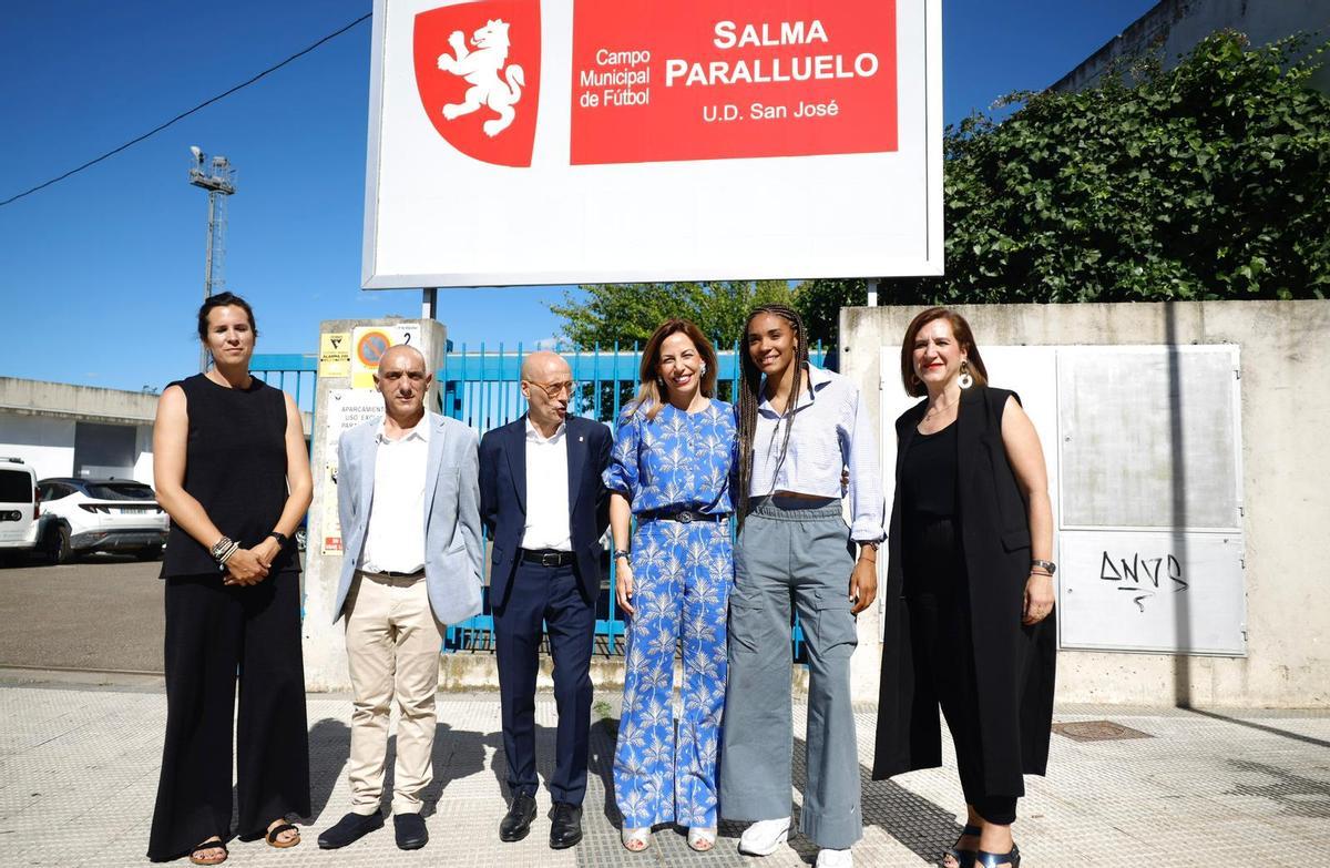 En imágenes | Salma Paralluelo ya da nombre al campo de fútbol de San José En imágenes | Salma Paralluelo ya da nombre al campo de fútbol de San José