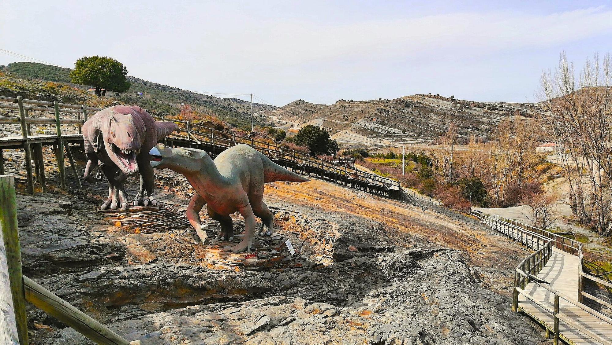 Algunas de las representaciones de dinosaurios que podrás ver durante la ruta.