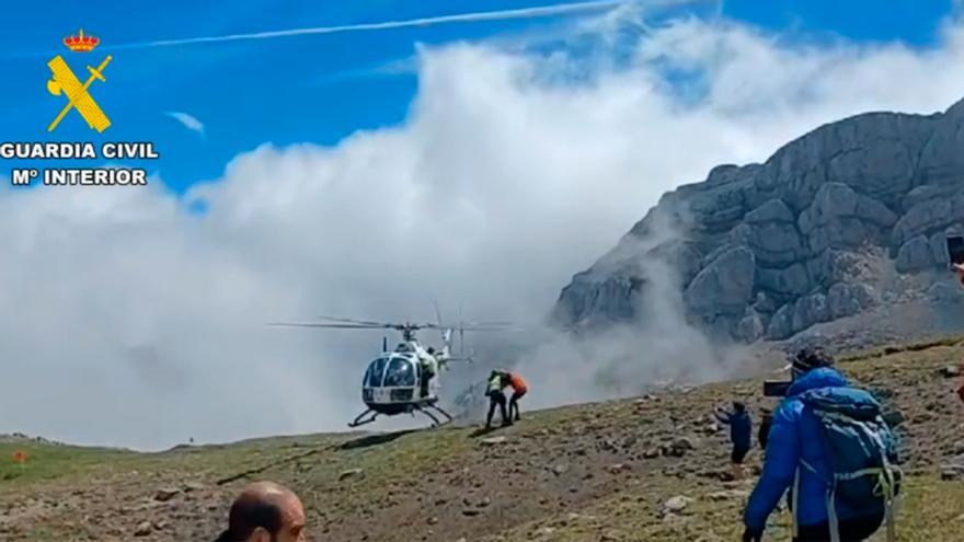 La Guardia Civil evacúa en helicóptero a dos personas de La Travesera tras caerse