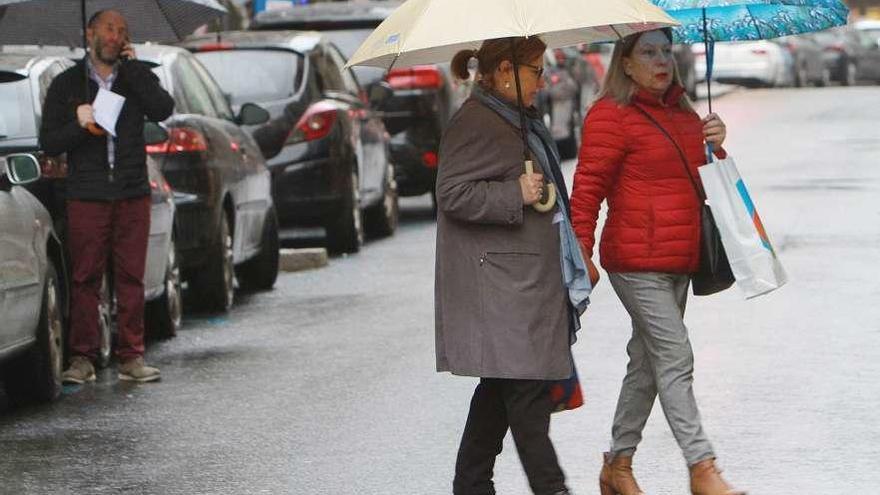 Jácome observa cómo dos mujeres cruzan por el medio de Concordia. // Iñaki Osorio