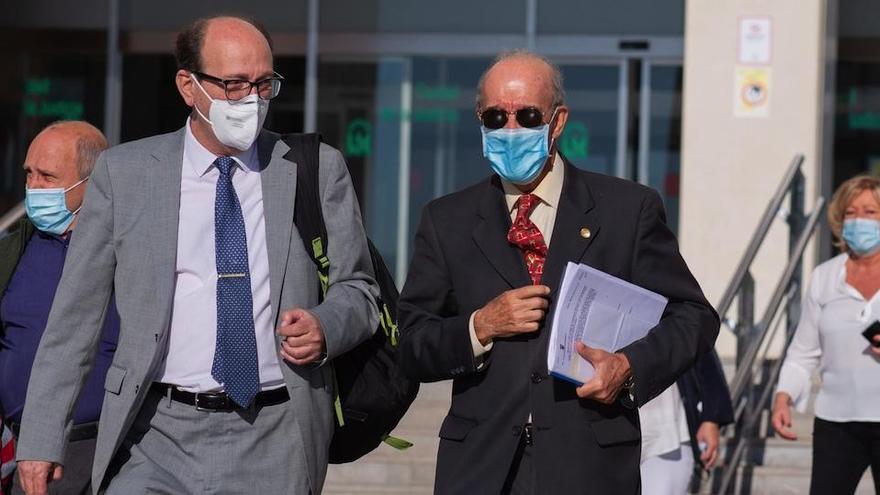 Antonio Becerra(d), exmarido de la exalcaldesa de Marbella Marisol Yagüe(detrás), a su salida hoy de la Ciudad de la Justicia de Málaga.