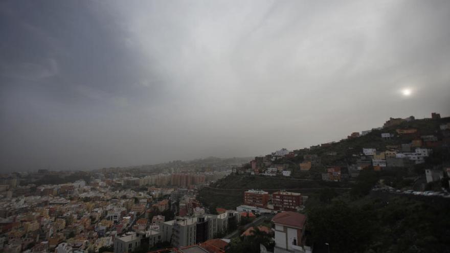 La calima se resiste a abandonar Canarias