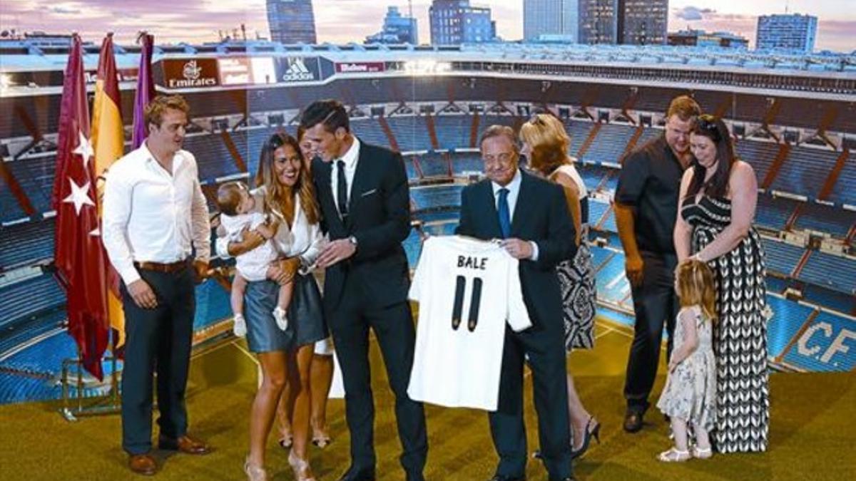 Bale, junto a su mujer, su hija y otros familiares, y Florentino, en el Bernabéu.