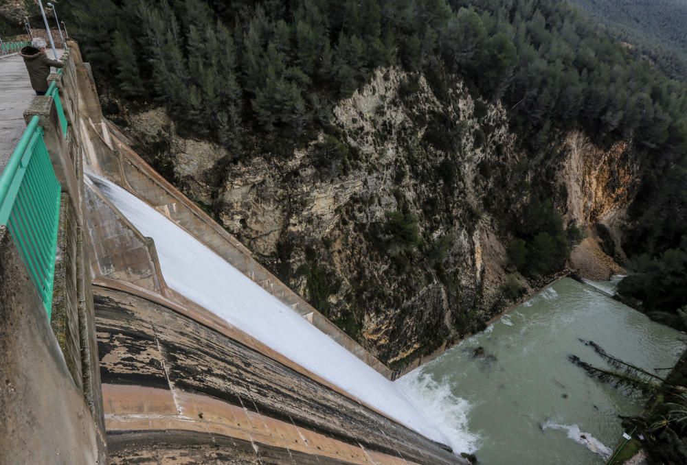 desembalse de agua en el pantano de Guadalest