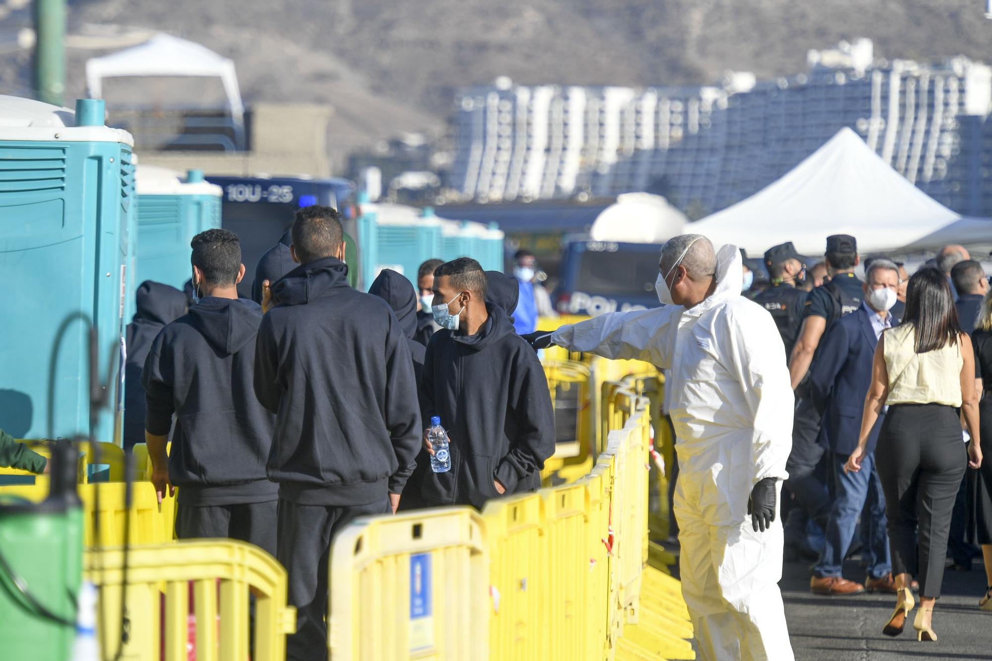 Escrivá visita el muelle de Arguineguín