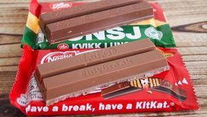 La chocolatina Kit Kat propiedad de Nestlé, y Kvikk Lunsj de Mondelez. 