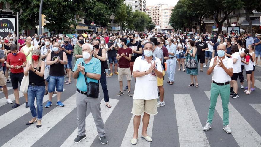 Manifestants a Lleida en contra de l&#039;enduriment del confinament a Lleida i set municipis més del Segrià  aquest 12 de juliol