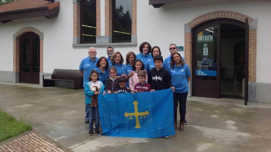 Participantes en la jornada de voluntariado, frente a la estación de El Cadavíu.