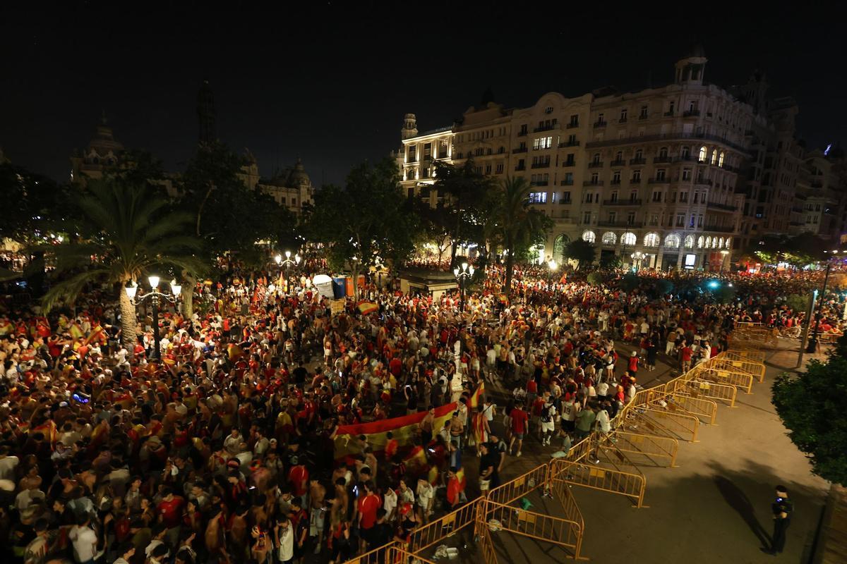 Así está viviendo la plaza del Ayuntamiento de València la final del Mundial de España