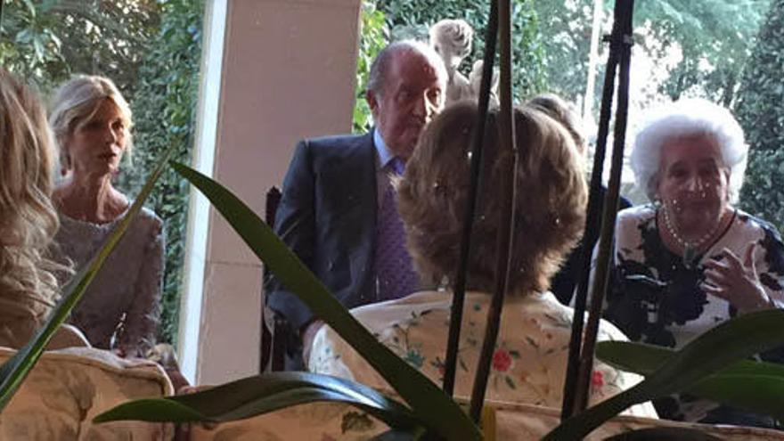 El rey Juan Carlos comparte mesa con su hermana en la boda de su sobrino
