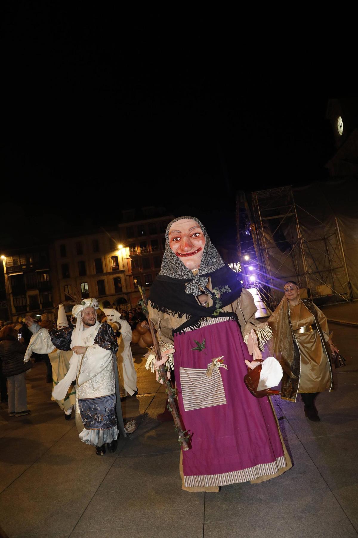 EN IMÁGENES: Las Comadres de Avilés sacan la fiesta a la calle