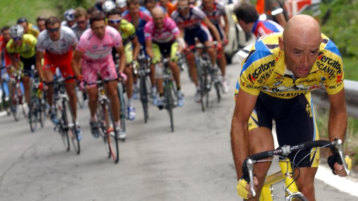 Pantani, en una imagen retrospectiva del Giro, tras realizar un ataque