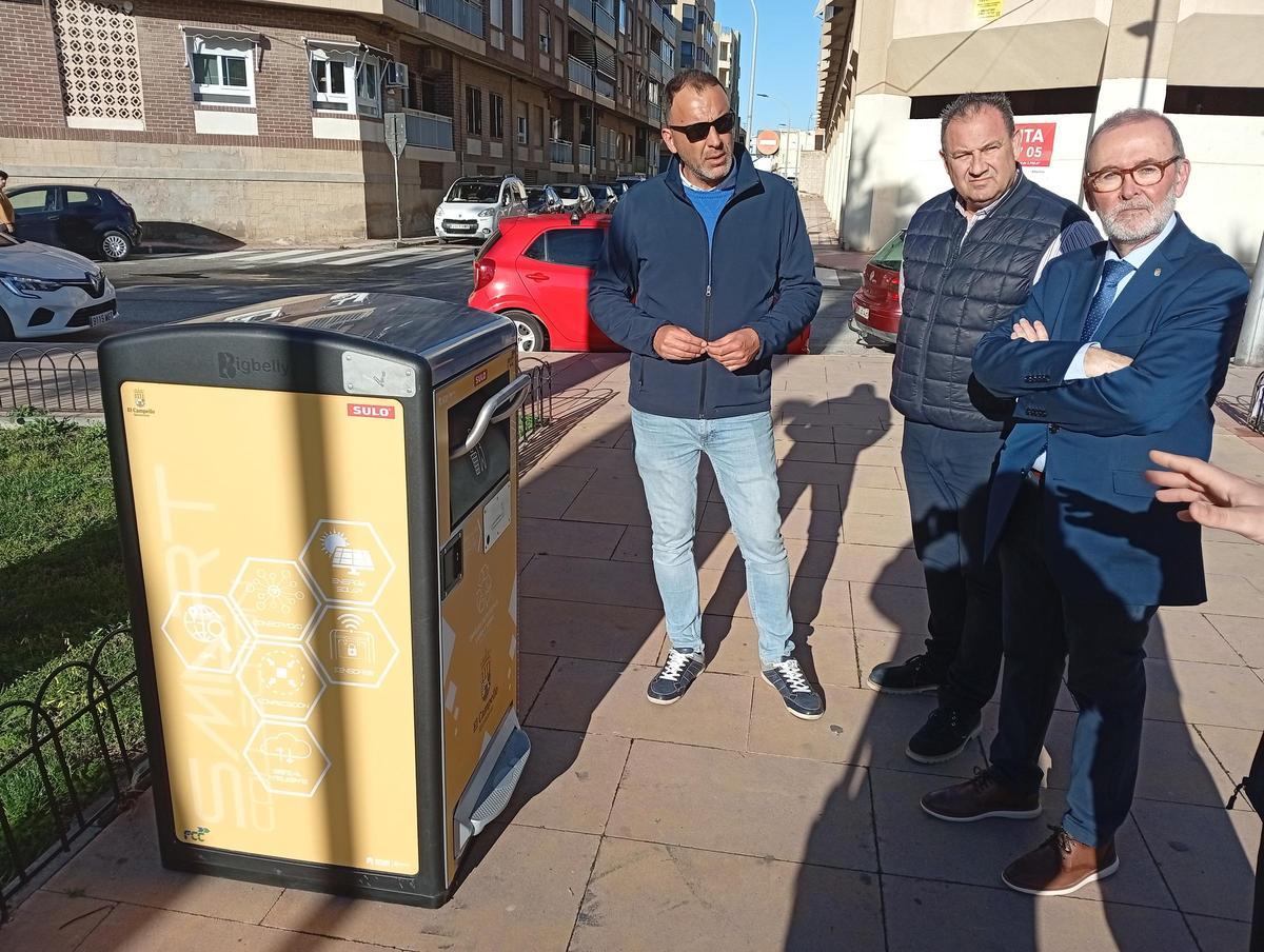 El alcalde, a la derecha, y el edil de Servicios, a su lado, ante una de las compactadoras