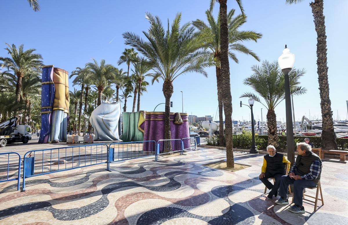 Montaje de los Reyes Magos gigantes, este lunes.